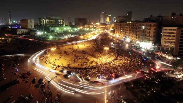 Nachts ist der Tahrir-Platz in Kairo voller Menschen und Lichter.