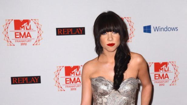 Carly Ray Jepsen in einem silbernen Kleid posiert auf dem roten Teppich der MTV Europe Music Awards 2012 in Frankfurt.