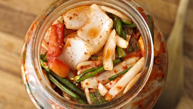 Kimchi selber machen dauert rund drei Stunden.