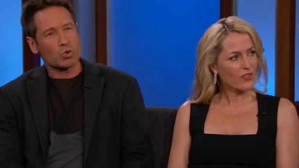 David Duchovny und Gillian Anderson sitzen nebeneinander während eines Interviews.