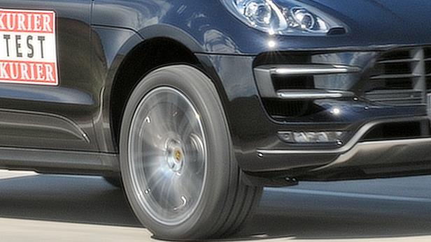 Ein schwarzer Porsche Macan während einer Testfahrt.