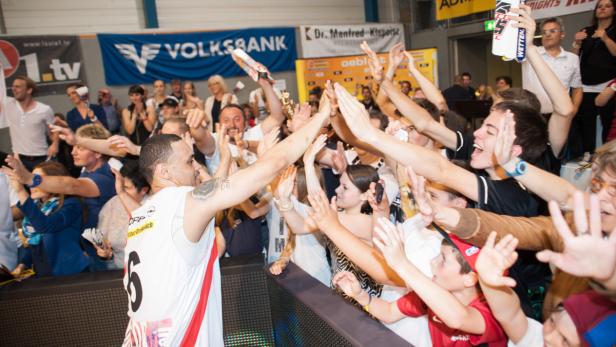 Ein Basketballspieler gibt Fans nach dem Spiel ein High-Five.