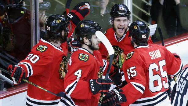 Chicago Blackhawks feiern wichtigen Sieg.