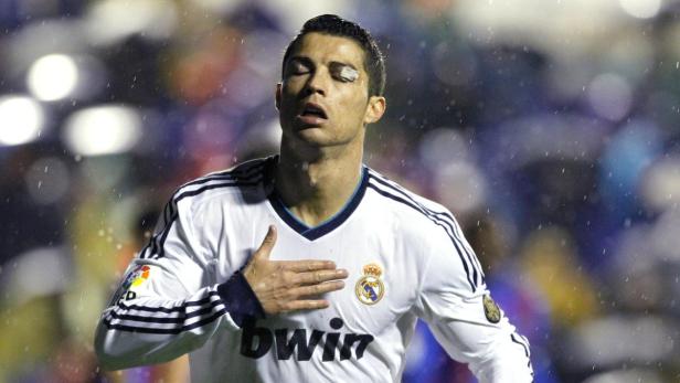 Cristiano Ronaldo mit einem Pflaster über dem Auge während eines Fußballspiels.