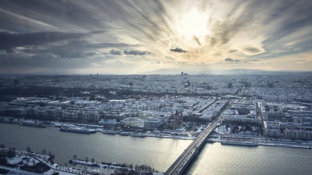 Bildnummer 000059839758 Wien, Winter, Skyline, Stadt, Städtisches Motiv, Panorama, Landschaftspanorama, Wolkenkratzer, Panorama - Britische Fernsehserie, Panorama Mountain Village, Wolke, Landschaft, Naturkatastrophe, Sommer, Herstellendes Gewerbe, Tag, Sonne, Himmel, Fluss, Schnee, Stadtansicht, Bauwerk, Bruecken, Büro, Wasser, Sonnenlicht, Europa - Kontinent, Österreich, Gärtnerisch gestaltet, Kapitell, Großbuchstabe, Fernverkehr, Blick durchs Fenster, Aussicht genießen, Außenaufnahme von Gebäuden, Spärlichkeit, Bürogebäude, Wolkengebilde, Natur, Architektur, Geschäftsleben, Umwelt, Brandneu, Blau, Reichtum, Hauptstadt