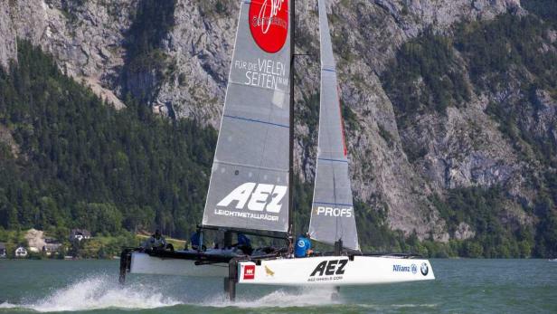 Da geht’s dahin: Sobald sich die Boote aus dem Wasser auf die Foils gehoben haben, fahren sie selbst den motorisierten Begleitbooten auf und davon.