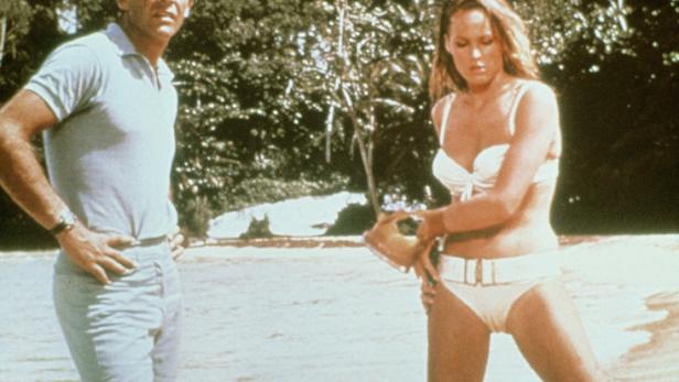 Sean Connery und Ursula Andress am Strand im Film „James Bond – 007 jagt Dr. No“.