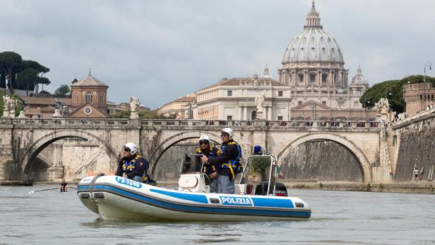 Polizisten patroullieren auf dem Tiber nahe des Vatikans.