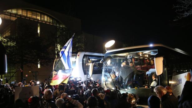 Landrat schickt Bus mit Syrien-Flüchtlingen zum Ka Einmal Berlin und zurück