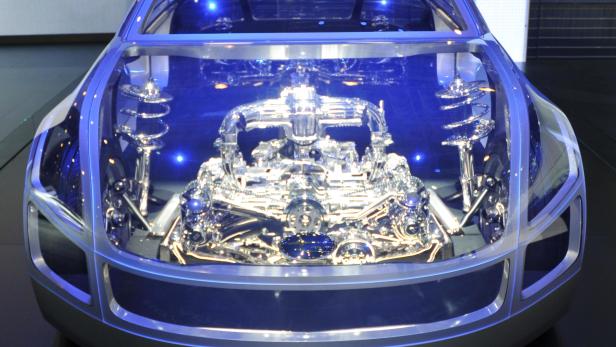 Ein transparentes Auto zeigt den Motor und die Aufhängung.