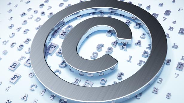 Ein silbernes Copyright-Symbol liegt auf einem hellblauen Hintergrund mit Buchstaben und Zahlen.