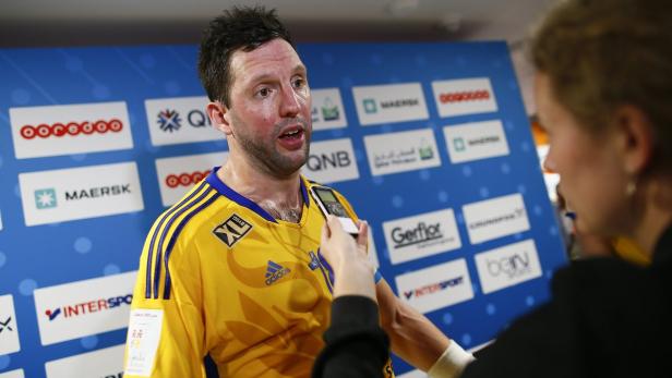 Ein Sportler in gelbem Trikot wird interviewt.