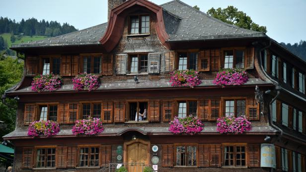 A wie Architektur. Die Vorarlberger Holzbaukunst ist bereits legendär, und die modernen Holzhäuser, die das Land prägen, sind Teil einer Tradition, in der regionales Handwerk stets hochgehalten wurde.