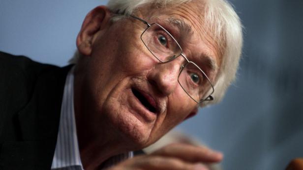 Nahaufnahme eines älteren Mannes mit Brille, der spricht.