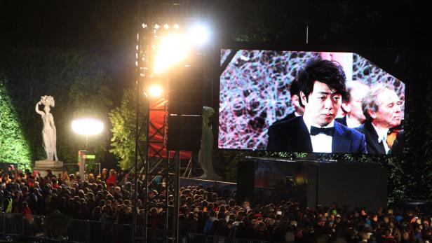 Trotz bitterer Kälte eine tolle Stimmung: Via Video-Walls konnte man die Musiker wie etwa Starpianisten Lang Lang hautnah erleben