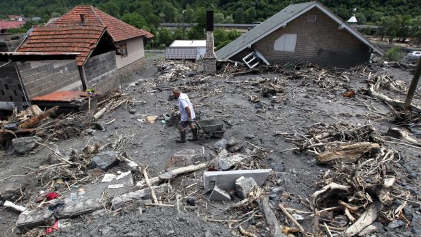 Eine Siedlung in Bosnien bei Zenica wurde von den Schlammmassen komplett überflutet.