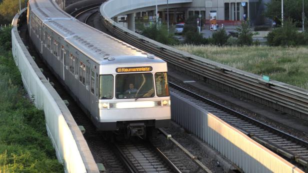 Eine U-Bahn der Linie U1 fährt in Wien in Richtung Reumannplatz.