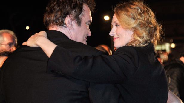 Quentin Tarantino und Uma Thurman umarmen sich auf einer Veranstaltung.