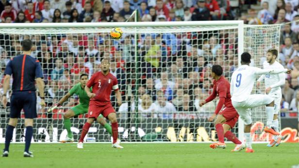 Daniel Sturridge (re.) gelang der schönste Treffer im Wembley-Stadion.