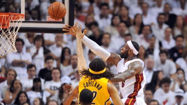 LeBron James versucht, einen Korb gegen Copeland zu erzielen.