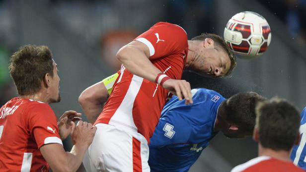 Zwei Fußballspieler kämpfen um einen Kopfball.