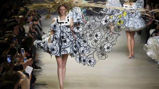 Viktor &amp; Rolf: Das niederländische Designer-Duo ist für seine skurrilen Mode-Kreationen in der Branche bekannt. Diesmal waren es ausladende Blütenkreationen und Strohhüte in XL.
