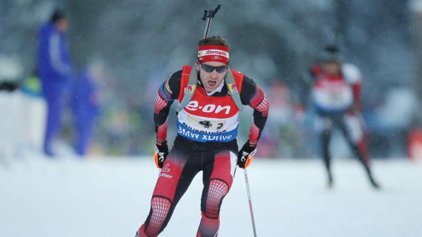 Ein Biathlet läuft auf Skiern während eines Wettkampfs.