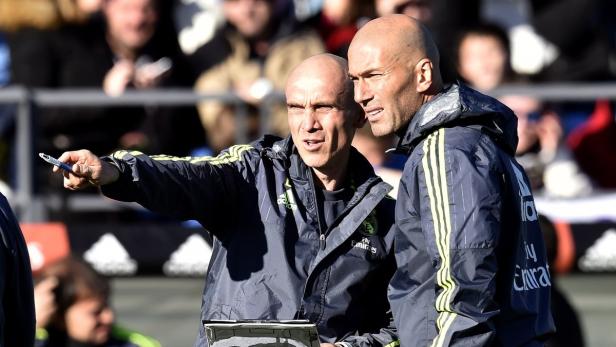 Freunde: Bettoni (l.) assistiert Zidane und ist offiziell Zeugwart.