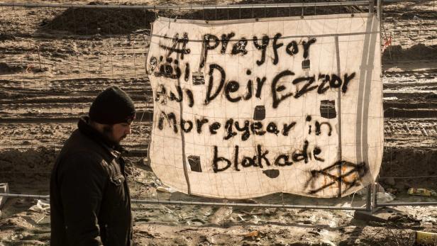 FRANCE-BRITAIN-EUROPE-MIGRANTS "Betet für Deir ez-Zor" - Transparent im Flüchtlingslager Calais (Frankreich)