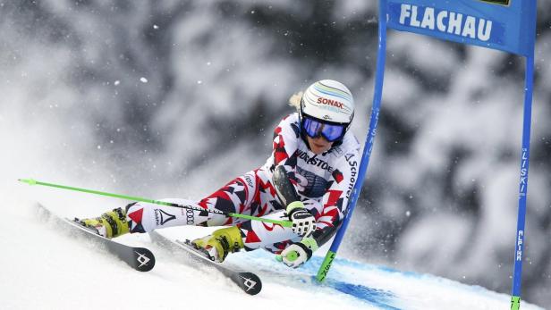 Eine Skirennläuferin fährt einen Slalomkurs in Flachau.