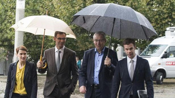 Landeshauptmann Markus Wallner auf dem Weg in die Wahlzentrale im Bregenzer Landhaus - ein verregneter Tag für ihn, auch im übertragenen Sinne.