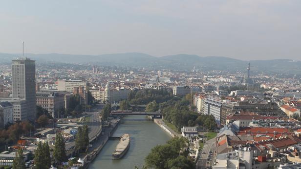 Ein Panoramablick über Wien mit dem Donaukanal im Vordergrund.