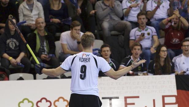 Ein Hockeyspieler mit der Nummer 9 und dem Namen „Körper“ auf dem Trikot jubelt vor Zuschauern.