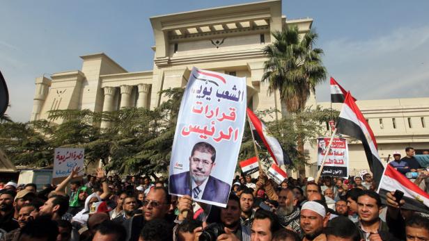 Anhänger von Präsident Mursi protestieren vor dem Gebäude des Verfassungsgerichts in Kairo
