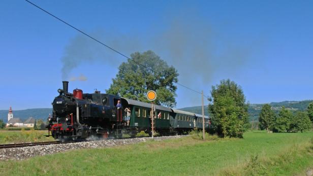 Von einer Dampflok wird die Ferlacher Nostalgiebahn gezogen