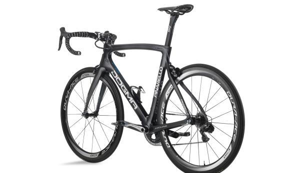 Ein schwarzes Pinarello Dogma Rennrad vor einem weißen Hintergrund.