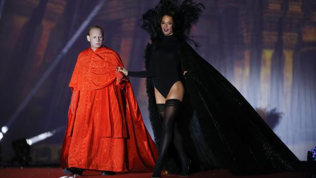 Zwei Personen in extravaganten Kostümen auf einer Bühne.