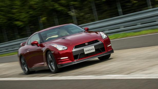 Ein roter Nissan GT-R fährt auf einer Rennstrecke.