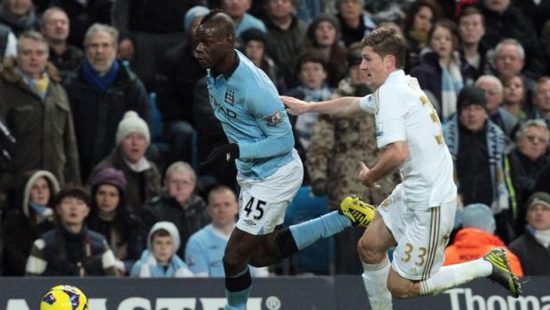 Mario Balotelli von Manchester City im Zweikampf mit einem Spieler von Swansea City.