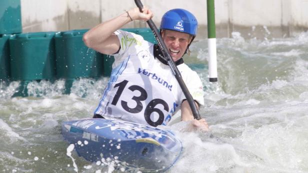 Eine Kanutin mit der Startnummer 136 kämpft sich durch das Wildwasser.