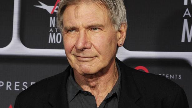 Harrison Ford posiert auf einer Veranstaltung.