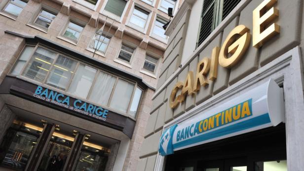 Die Fassade der Banca Carige in Genua, Italien.