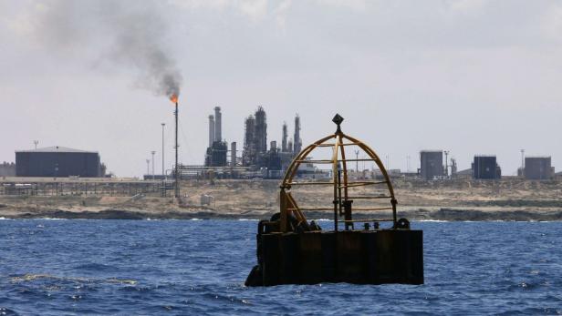 A general view of the port and Zawiya Oil Refinery, 55 km (34 miles) west of the city of Tripoli August 22, 2013. REUTERS/Ismail Zitouny (LIBYA - Tags: ENERGY BUSINESS)