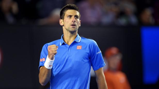 Novak Đoković ballt die Faust bei einem Tennisspiel.