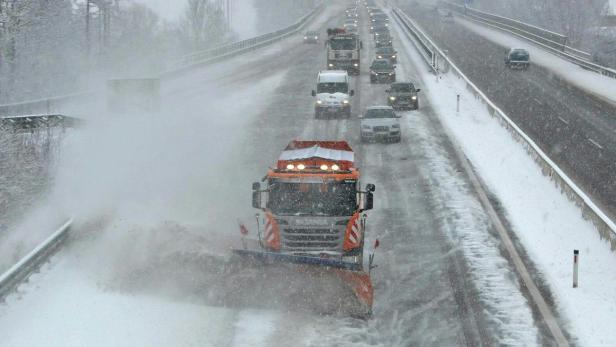 Starker Schneefall hat auf steirischen Straßen für Unfälle gesorgt - hier Räumungsarbeiten auf der S6.
