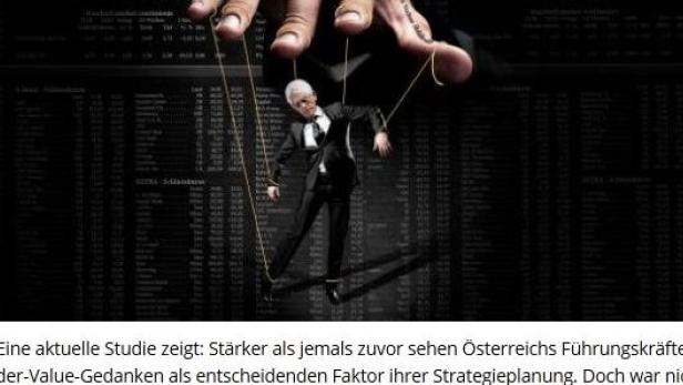 Eine Marionette in Anzug wird von einer Hand vor einer Kurstabelle gehalten.