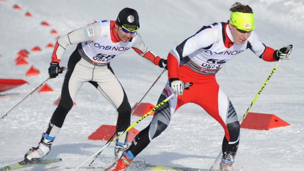 epa02618427 (L-R) Diego Ruiz (SPA) and Johannes Duerr (AUT) during the 50 km mass start of the men at the Nordic Skiing World Championships in Oslo, Norway, 06 March 2011. EPA/BARBARA GINDL