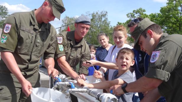 Mit Kübeln holen seit Freitag die Hochwasseropfer Trinkwasser vom Bundesheer. Mit Tankwagen wird es auch in die Dörfer gebracht.