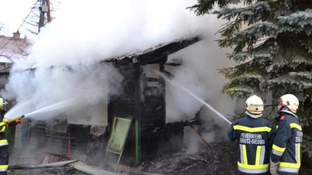Feuerwehrmänner während des Löscheinsatzes in Ternitz.