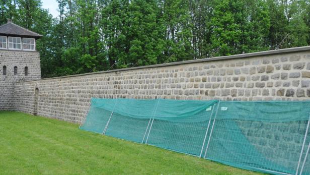 „Türkenrass’ ab ins Gas“ sprühten Unbekannte auf die KZ-Mauer